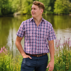 showing the Croyde Short Sleeve Shirt Wine