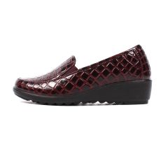 Beth Croc Women's Comfort Walk Shoes Burgundy