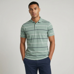 model wearing the Men's Polo Shirt Green Milieu